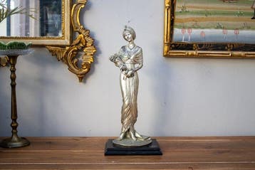 DEAR 1988 - Beeldje - dama con mazzo di fiori 41 cm - Hars,