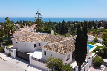Volledig gerenoveerde villa met zeezicht- La Cala de Mijas, 4 of meer slaapkamers, Airconditioning, Costa del Sol, In bos
