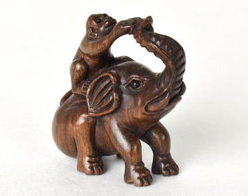 Fijn antiek Japans houten netsuke – Aap die op een olifant