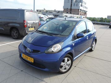 Toyota Aygo 1.0 5DRS AIRCO! NAP! APK! RIJD TOP!, Auto's, Stof, Zwart, Blauw, Origineel Nederlands