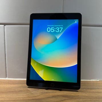 Apple iPad (5th Generation) 128GB Wifi - Mobiele telefoon, Spelcomputers en Games, Nieuw