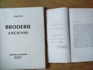 Colette - Broderie ancienne + journal à rebours - 1941, Antiek en Kunst