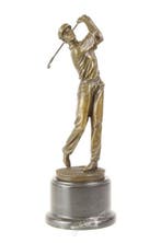 Figuur - A BRONZE SCULPTURE OF A GOLFER - Brons, Marmer