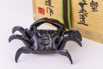 Kani futaoki (krab-dekselonderzetter) - gesigneerde tomobako