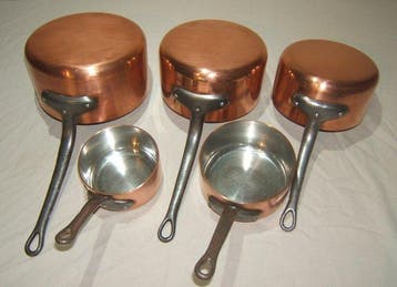 Een set van 5 zeer degelijke koperen Franse pannen ca. 6,6