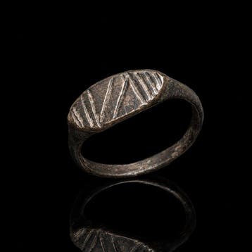 Oud-Romeins, Keizerrijk Bronzen zegelring met geometrische