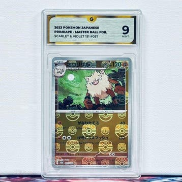 Pokémon Graded card - PRIMEAPE MASTERBALL FOIL 057 - Pokémon, Hobby en Vrije tijd, Nieuw