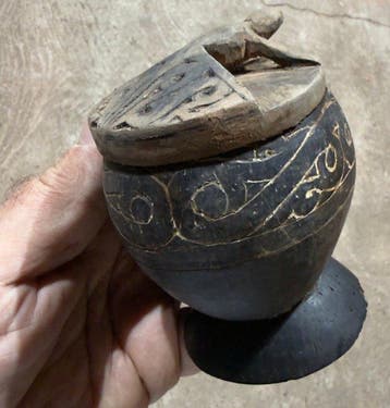 Oude, goed bewaarde bessel met hagedisfiguur van, Antiek en Kunst