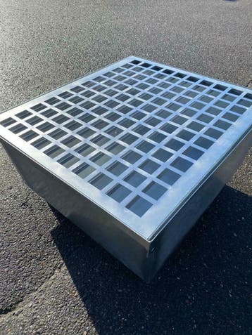 Nieuw te koop! Grote opvangbak voor gevaarlijke stoffen