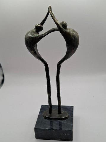 Beeldje - Sculptuur Van Mens tot Mens op sokkel - Brons