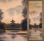 Een blik op een oude tempel bij schemering -