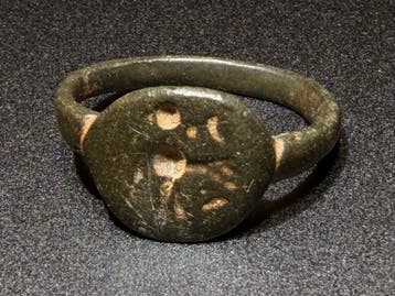 Middeleeuwen, kruisvaardersperiode Brons Ring met een, Antiek en Kunst