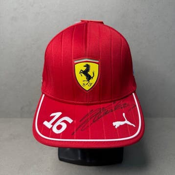 Ferrari - Formule 1 - Charles Leclerc - 2025 - Pet, Verzamelen, Nieuw