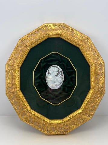 CASSIS MADAGASCARIENSIS - Cameo - handgesneden camee, Antiek en Kunst