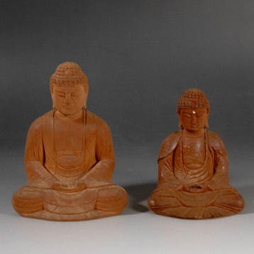 Set van twee zittende Boeddha-beelden, uit hout gehouwen -, Antiek en Kunst