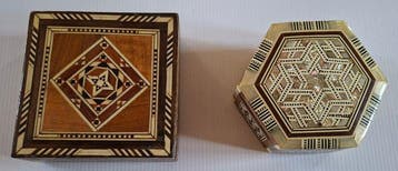 Doos - Hout, Been, Nacre - Paar dozen met inlegwerk