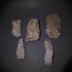 Neolithisch 5 vuurstenen. 10 cm lang. Michelsbergcultuur,