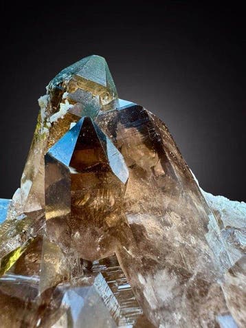Smoky quartz met beëindigde drievoudige punt, uitstekende