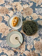 Elegant tafelkleed voor grote bijeenkomsten. Blauwe