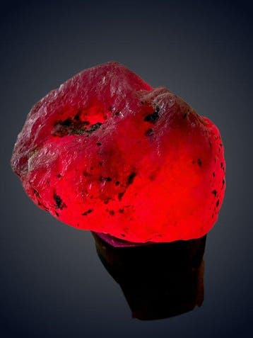 Robijn Ruw. 158,70 ct. Schitterende Mozambique enorme
