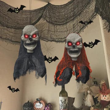 Set van 2 Angstaanjagende Halloween Hangende Schedels met LE, Verzenden