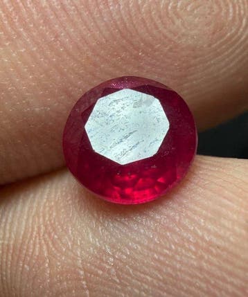 Echte edelsteen! 2,07 ct. Prachtige bloedrode robijnkristal