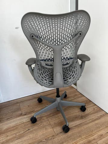 Refurbished Herman Miller Mirra Shadow Blue Fog - Aanbieding, Verzenden, Zo goed als nieuw, Grijs, Bureaustoel