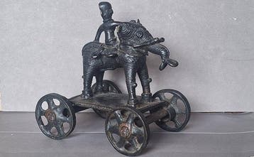 Oud speelgoedolifant van gegoten brons op wielen – India -, Antiek en Kunst