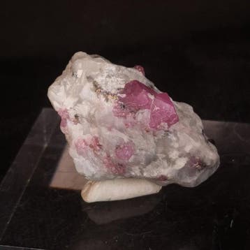 20,82 g robijn op marmer - magentakleurige