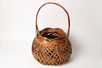 Handgeweven Japanse bamboe Ikebana mand met gelakte voering