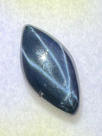 Topkwaliteit AAA. Cabochon van een blauwe ster-saffier. 3,90