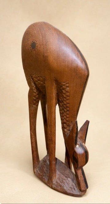 Figuur - Hand-Carved African Wooden Grazing Antelope