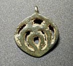 Viking periode Brons Zeldzaam Opengewerkt Krijgeramulet.