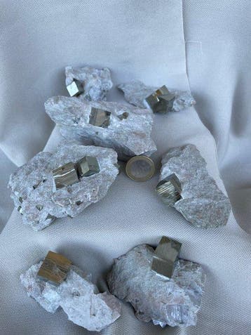 Lot van 7 pirieten uit Navajún in matrix Kristal op matrix-, Verzamelen
