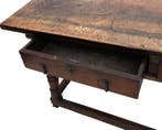 Een notenhouten tafel, Spanje, 17e eeuw, Gebruikt