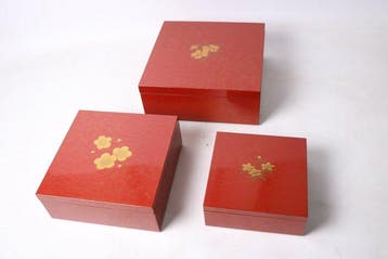 Doos (3) - Hout - Rode lak met goud maki-e