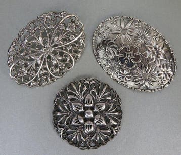 3 zilveren bloembroches (A. F. van der Scheer & B.W. Eldik)