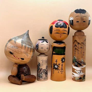 Set van 4 Japanse kokeshi-poppen - Literair thema - Met