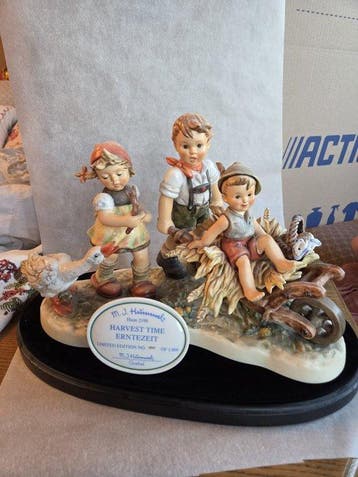 Goebel - M.J. Hummel - Figuur - Harvest Time / Erntezeit -