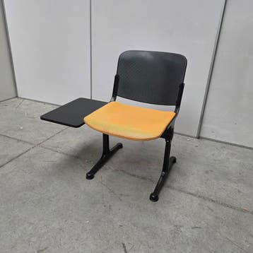 Kleine RETRO wachtkamerstoel met tafeltje metalen zitting en, Antiek en Kunst, Antiek | Meubels | Stoelen en Banken, Ophalen of Verzenden