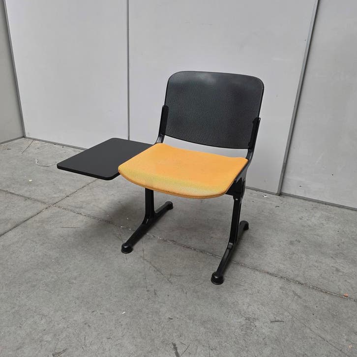 Kleine RETRO wachtkamerstoel met tafeltje metalen zitting en, Antiek en Kunst, Antiek | Meubels | Stoelen en Banken, Ophalen of Verzenden