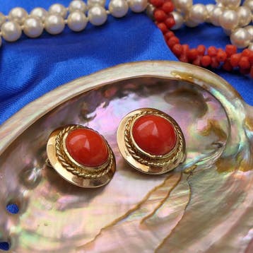 Gouden oorclips met bloedkoraal. (Oorbellen), Sieraden, Tassen en Uiterlijk, Oorbellen, Gebruikt, Ophalen of Verzenden, Met edelsteen