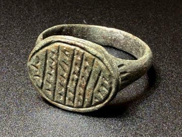 Viking periode Brons Uitstekende draagbare ring met een