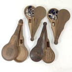 Verzameling van 4 antieke Japanse draagbare balkweegschalen