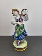 Aelteste Volkstedter - Beeldje - danseuse au tambourin -