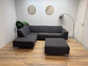Moderne antracietgrijze hoekbank inclusief hocker, 250 tot 300 cm, Hoekbank, Ophalen of Verzenden, Zo goed als nieuw