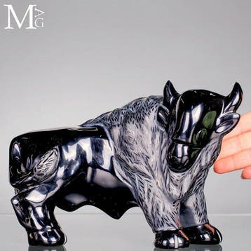 Grote diepzwarte vulkanische obsidiaan met hoogglans