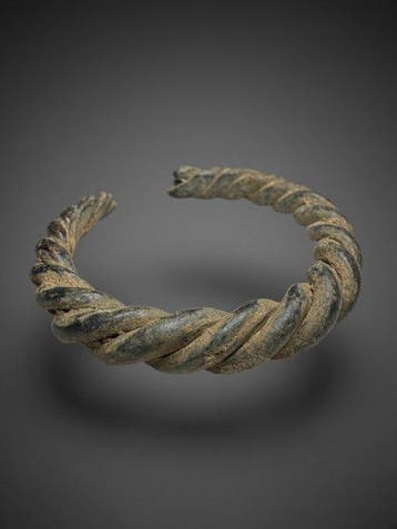 Bronstijd / IJzertijd oud bronzen armband (bangle) gedraaid, Antiek en Kunst