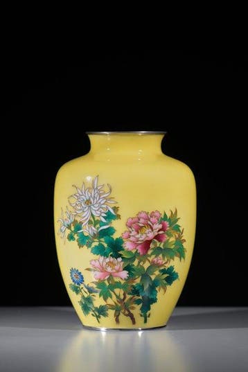 Vaas - Emaille, Een fraaie cloisonné-vaas met pioenen en