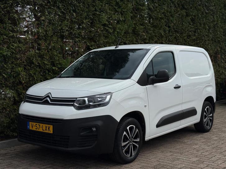 Citroën Berlingo 1.2 PureTech CarPlay Camera BTW, Auto's, Bestelauto's, Dealer onderhouden, Lease, Zwart, Automaat, Financial lease